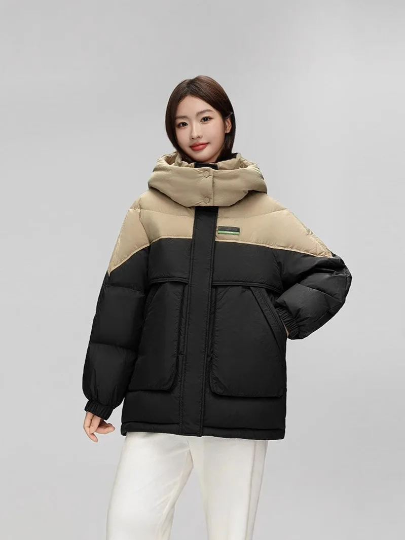 سترة أنيقة ومريحة 2025. يتميز معطفًا متوسط الطول بغطاء للرأس مقاس كبير ومريحًا للدفء القصوى.