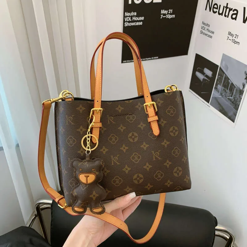 

2026 New Fashion Elegant Shoulder Crossbody Bag Tote Bag Large Capacity Designer Handbag with Bear Cartoon Pendant