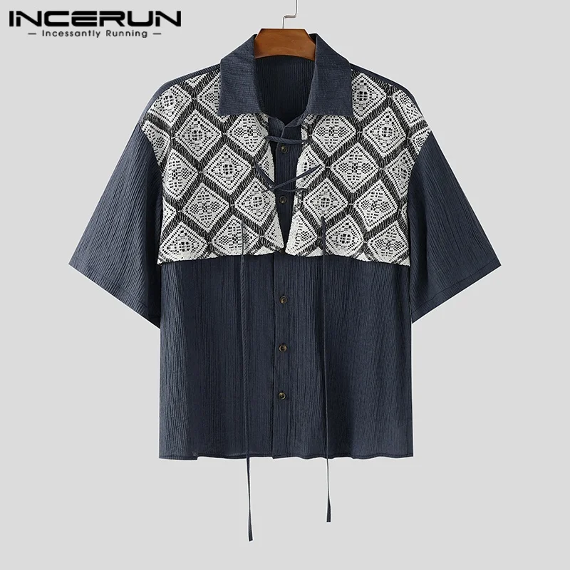 

INCERUN Мужская рубашка с кружевными лоскутными плиссированными лацканами и короткими рукавами, мужская одежда, летняя уличная одежда, 2025 г., свободные модные повседневные мужские рубашки