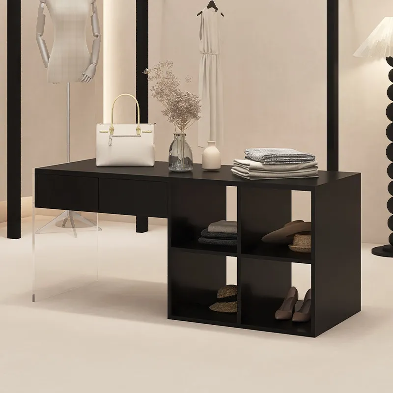 

Магазин одежды, платформа с проточной водой, стол для демонстрации одежды, место для хранения женской одежды, декор, островной стол-витрина