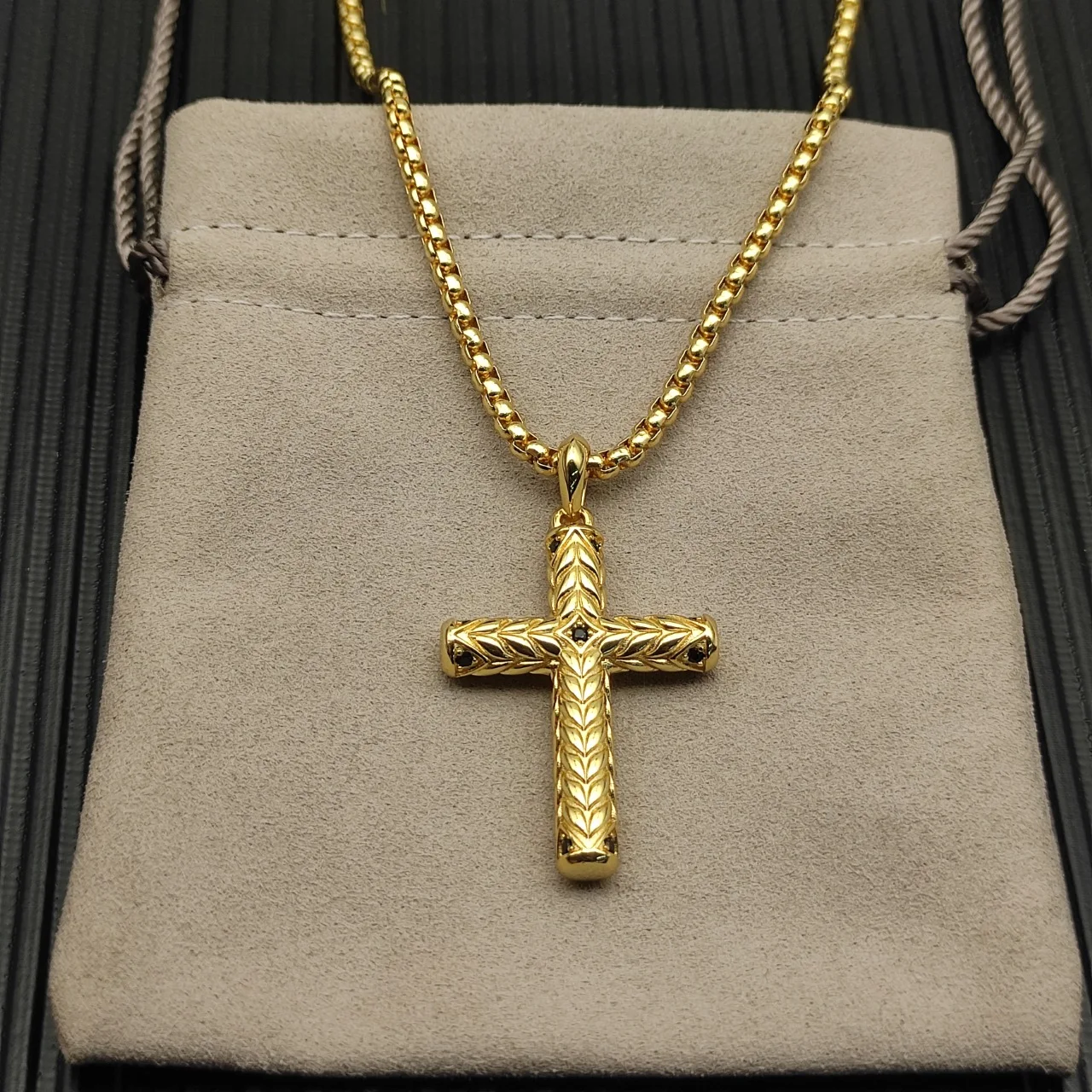 

S925 серебро 2025 новое золото шеврон крест белый бриллиант ожерелье нейтральный модный тренд индивидуальные ретро роскошные ювелирные изделия