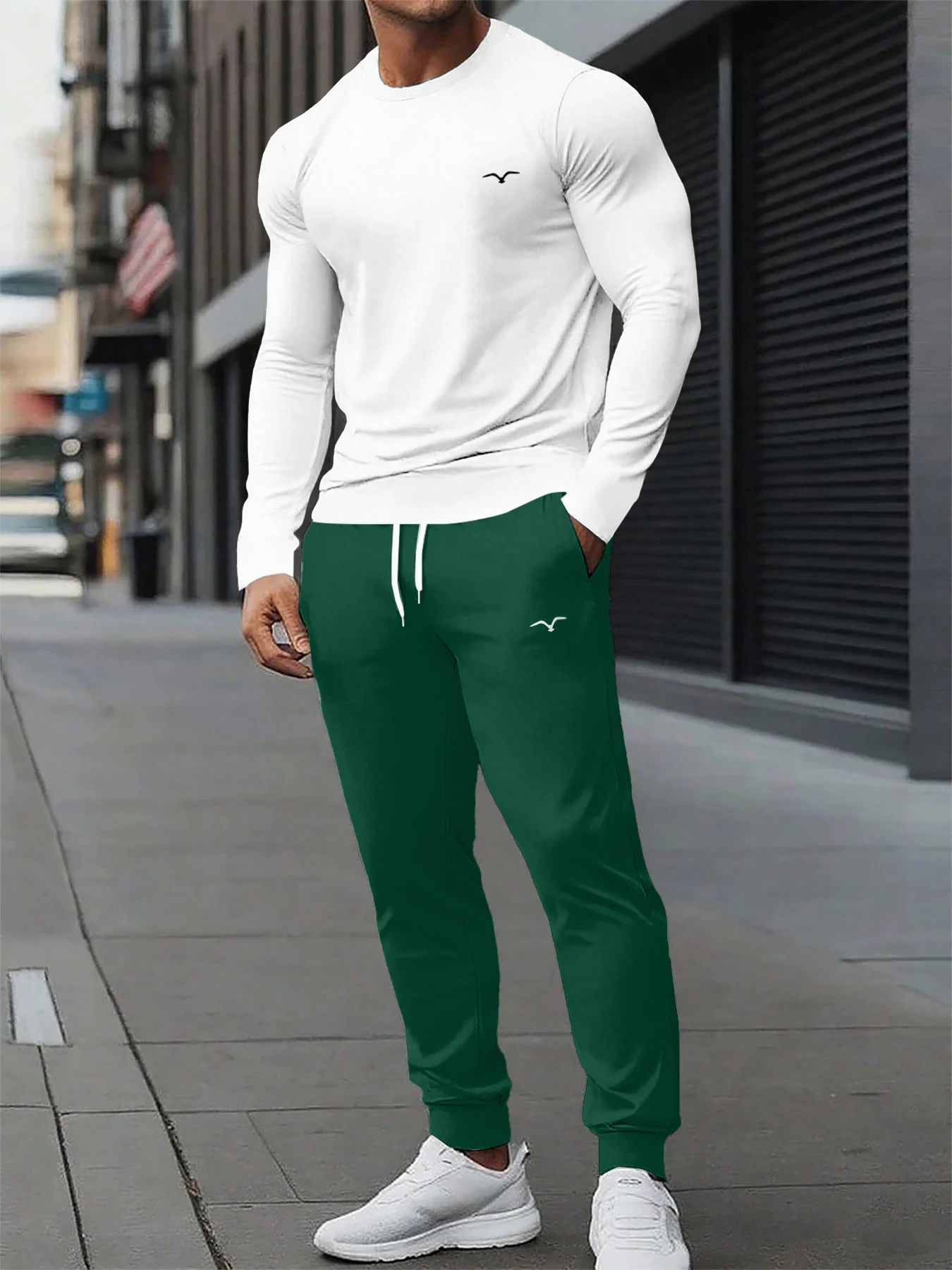 

The new men's round-neck sweatshirt set for Spring and Autumn features street fashion comfort and gradient printing