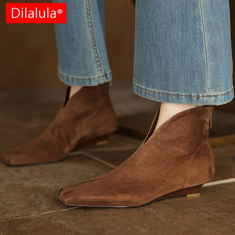

Dilalula 2025 элегантные детские замшевые ботильоны на низкой танкетке и каблуке, женские короткие ботинки на молнии с квадратным носком, женская осенняя повседневная обувь, платье