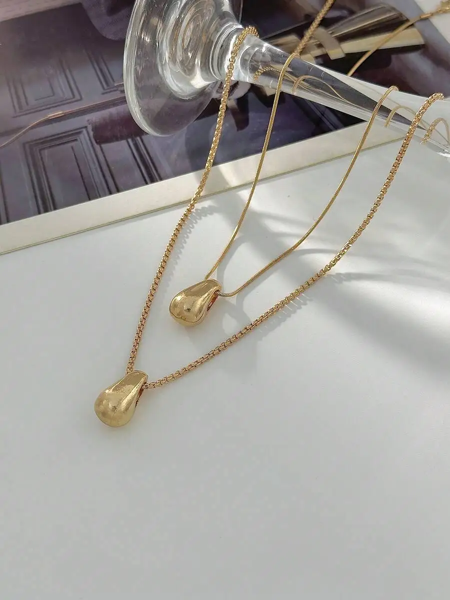 

Многослойное золотистое колье-цепочка в виде змеи с тремя искусственными жемчужинами