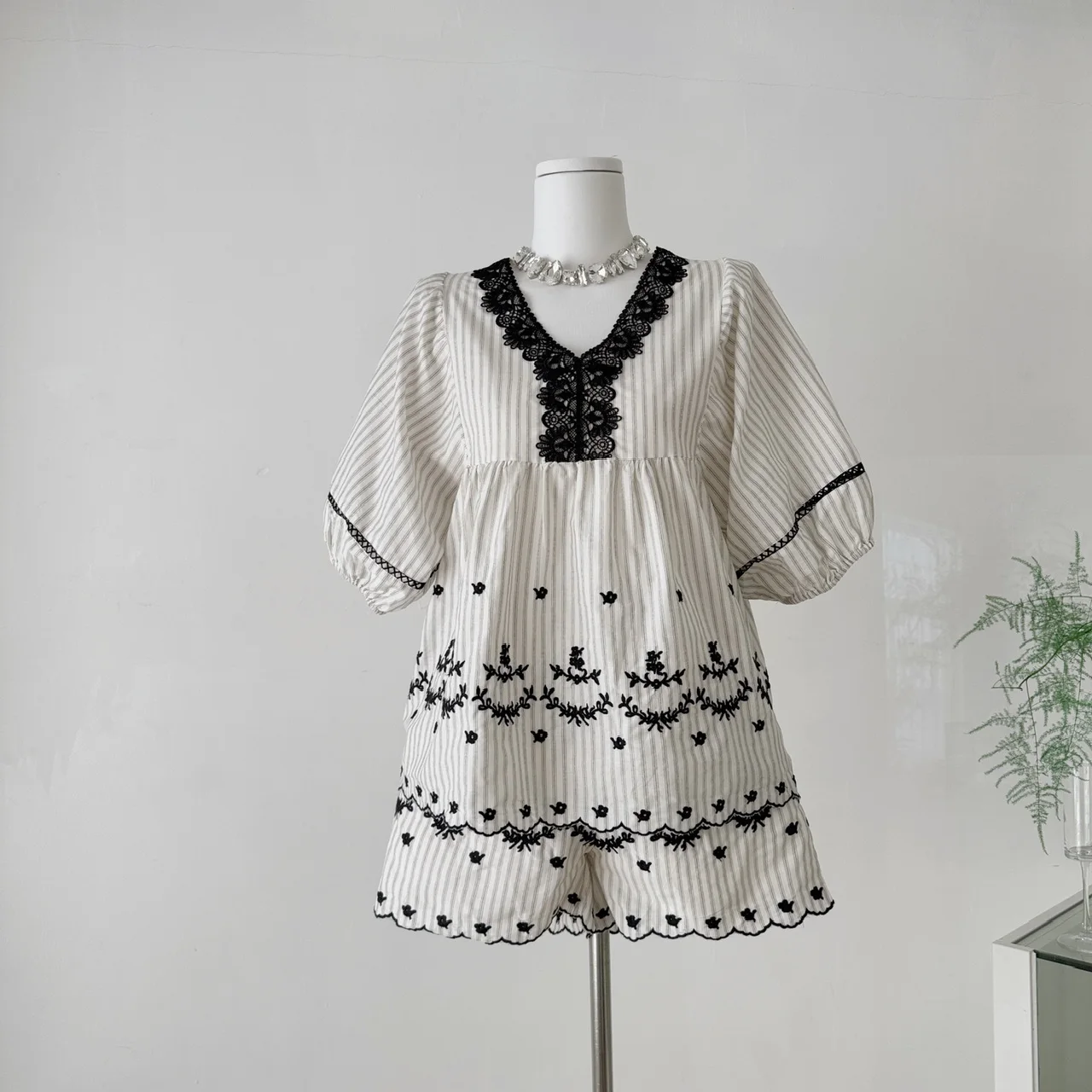 

Elegant Fashionable Summer Lace Splice Off-The-Shoulder Short Sleeve Top Wide Leg Shorts 2-Piece Set for Women