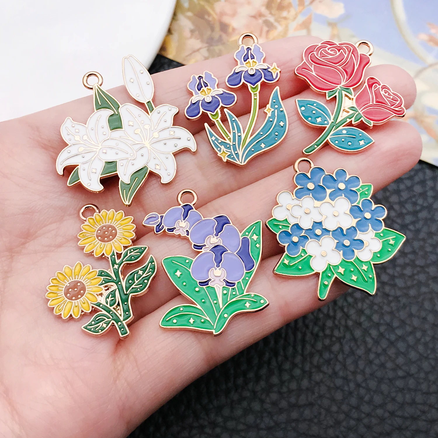 12 piezas de dijes colgantes de flor de lirio y iris esmaltados para collares, pulseras y accesorios de llaveros DIY.