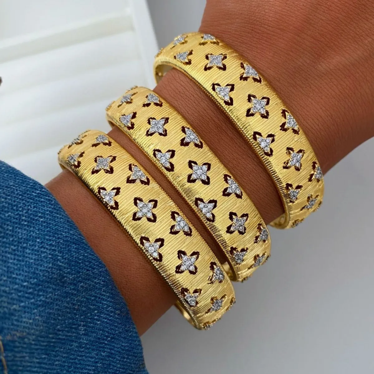 2026 New Retro Two-tone Exquisite Brushed Bracelet Hollow Flower Four-leaf Clover Inlaid Diamond Open Wide Bangle for Women