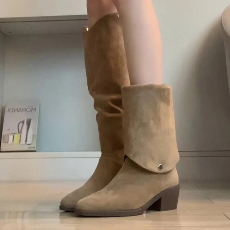 Khaki-Wildleder-Western-Kniestiefel, spitze Zehenpartie, Blockabsatz, umklappbare Manschette, locker geschnittene, geraffte Vintage-Cowboy-Schuhe – Detail 2