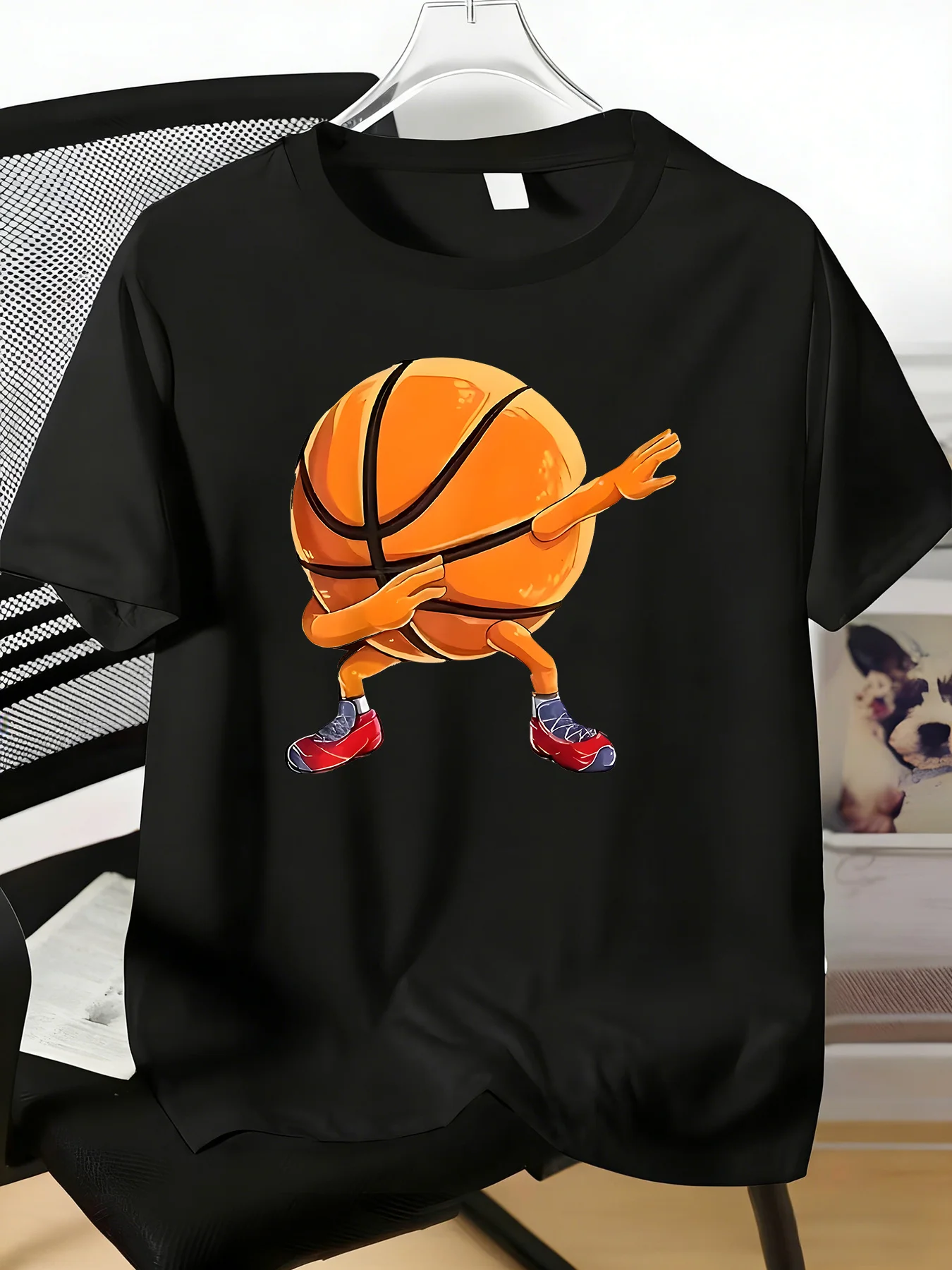 Camiseta para hombre con estampado de personaje de baloncesto bailarín de dibujos animados, de algodón, manga corta, informal, para uso diario, al aire libre, básica, a la moda