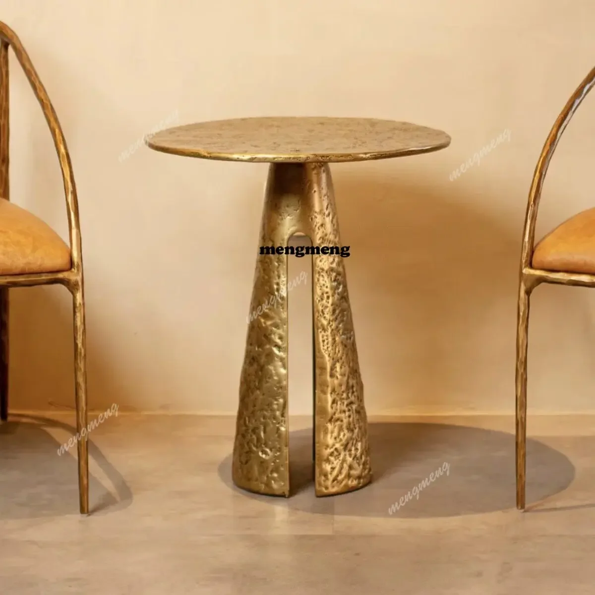 

Высококачественный дизайнерский журнальный столик в ретро-стиле, цвета латуни, с эффектом состаривания, в средневековом стиле, для небольших квартир, креативный, художественный, металлический, угловой.