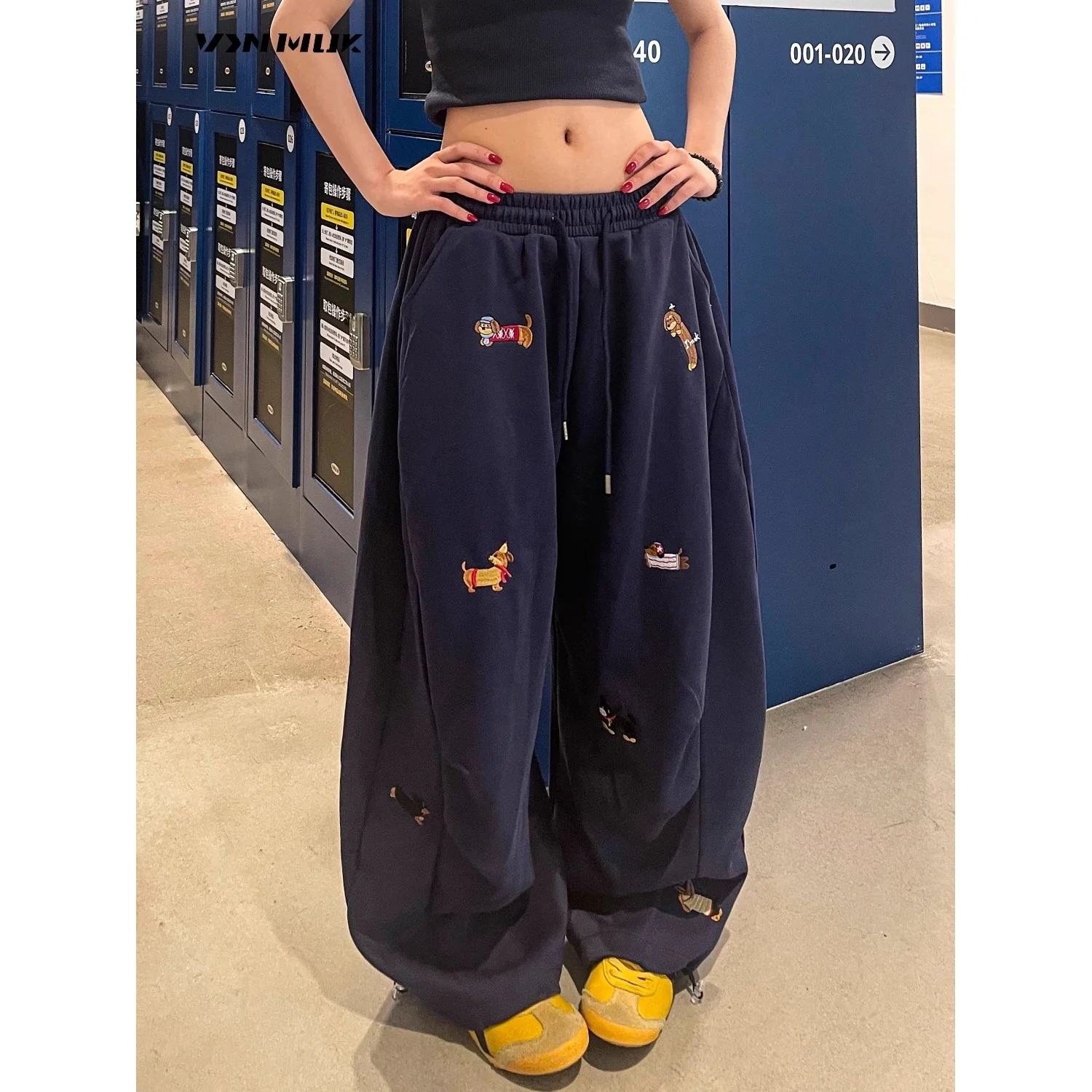 

Свободные повседневные брюки Осень Зима Большой размер Американский хип-хоп Колбаска Собака Вышивка Широкие ноги Street Sle для мужчин и женщин