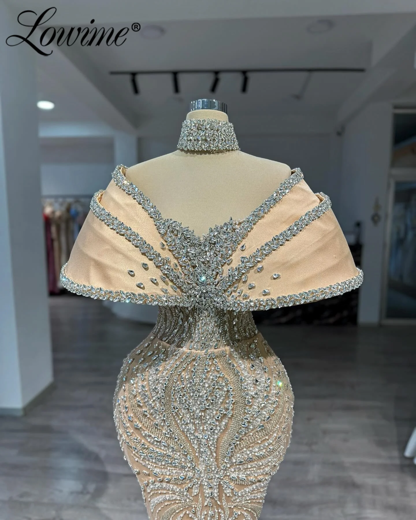 فستان سهرة بلون الشمبانيا بكريستال متألق مخصص على شكل حرف V قبالة الكتف حورية البحر فساتين لحضور الحفلات الموسيقية رداء حفلات عربي أنيق 2026 #2