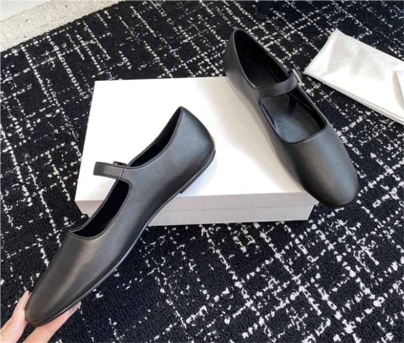 The new ballet flats allow you to showcase a lively and fashionable style while walking, adding a touch of fun to your steps
