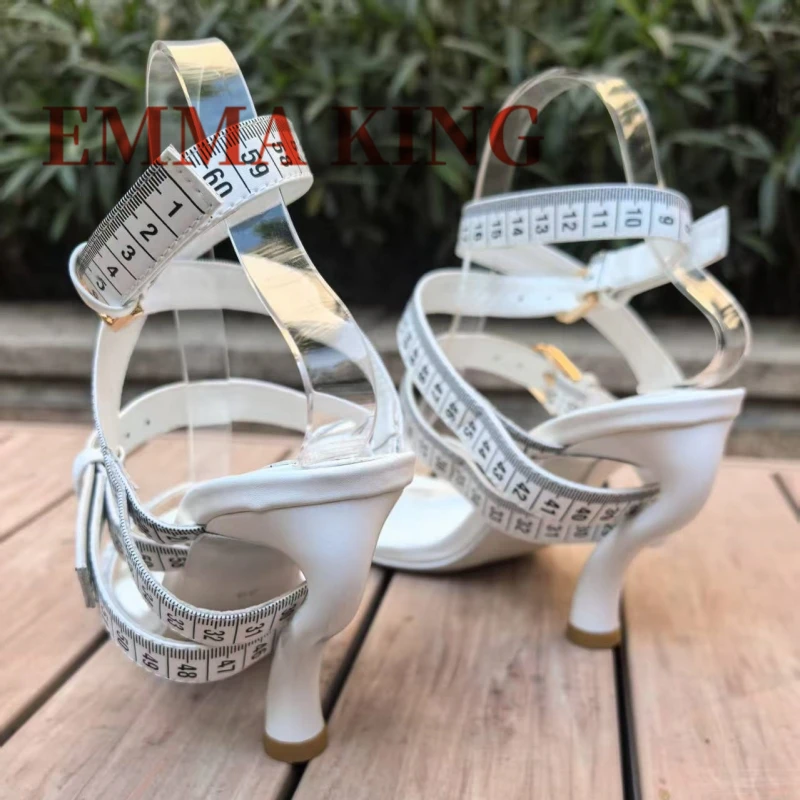 عبر حزام أشرطة القياس الصنادل النسائية المفتوحة تو كعب غريب الصنادل النسائية الفاخرة تصميم الصنادل أحذية الحفلات 35-42