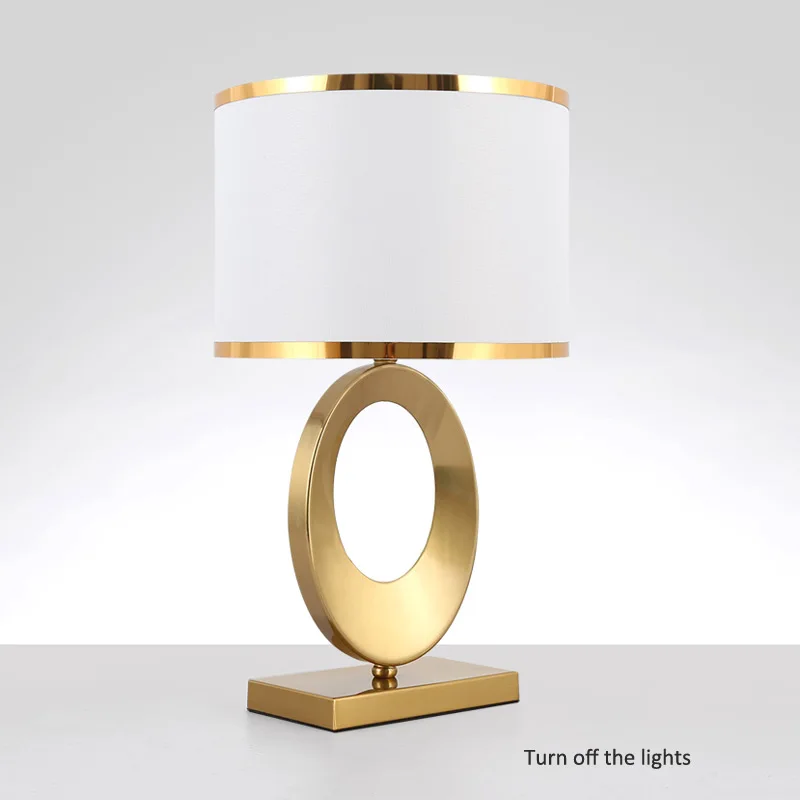 Lampada da scrivania in tessuto di lusso leggero in metallo nordico Soggiorno Studio Lampada da lettura da comodino moderna semplice con decorazione retrò