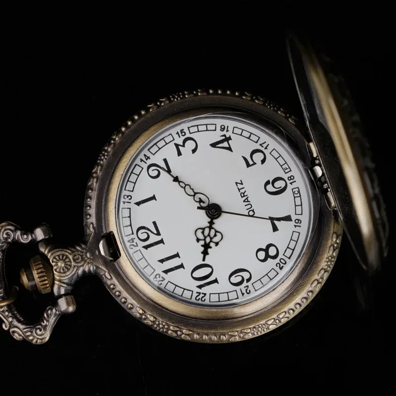 خمر ريترو موضوع تصميم كوارتز ساعة الجيب التناظرية قلادة لصبي منحوتة بدقة هدية لساعة الجيب النساء الرجال الأطفال