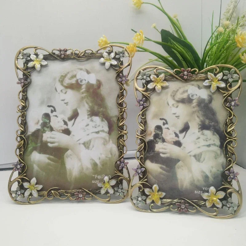 A European style retro small pendulum metal zinc alloy 6-inch 7-inch photo frame,