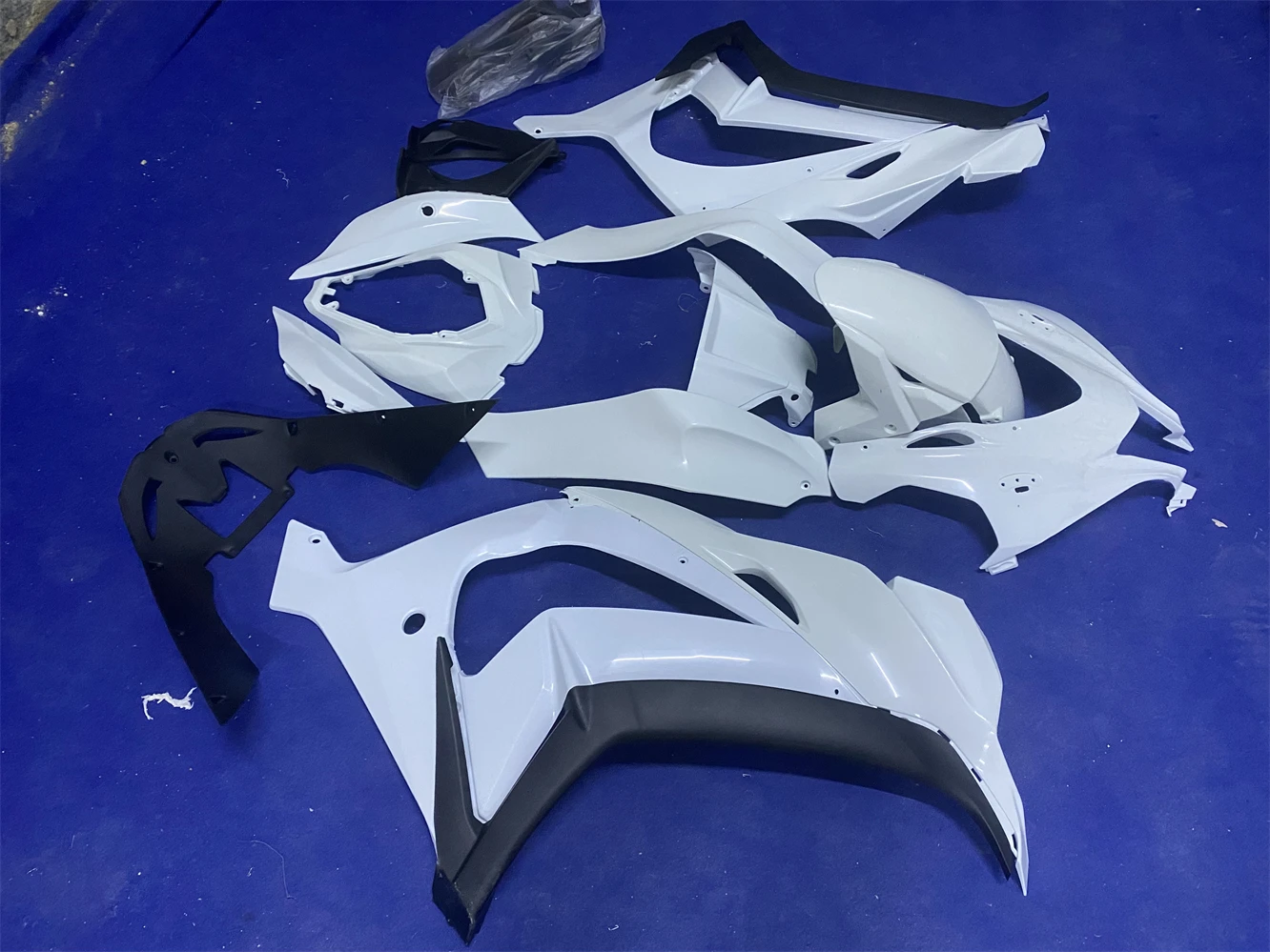 Motorcycle fairing suitable for ZX-10R 16 17 18 19 20 years -10R 2016 2017 2018 2019 2020 Fairing not painted not sprayed