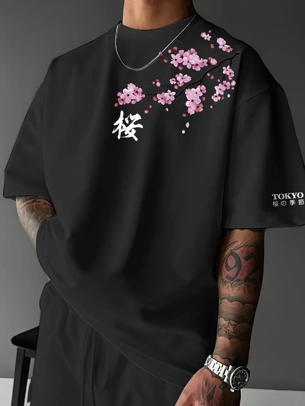 Sommer-Herren-T-Shirt mit Kirschblütenmuster im japanischen Stil, lockeres T-Shirt, geeignet für den täglichen Gebrauch, Material, trendiges, vielseitiges Kurzarmshirt