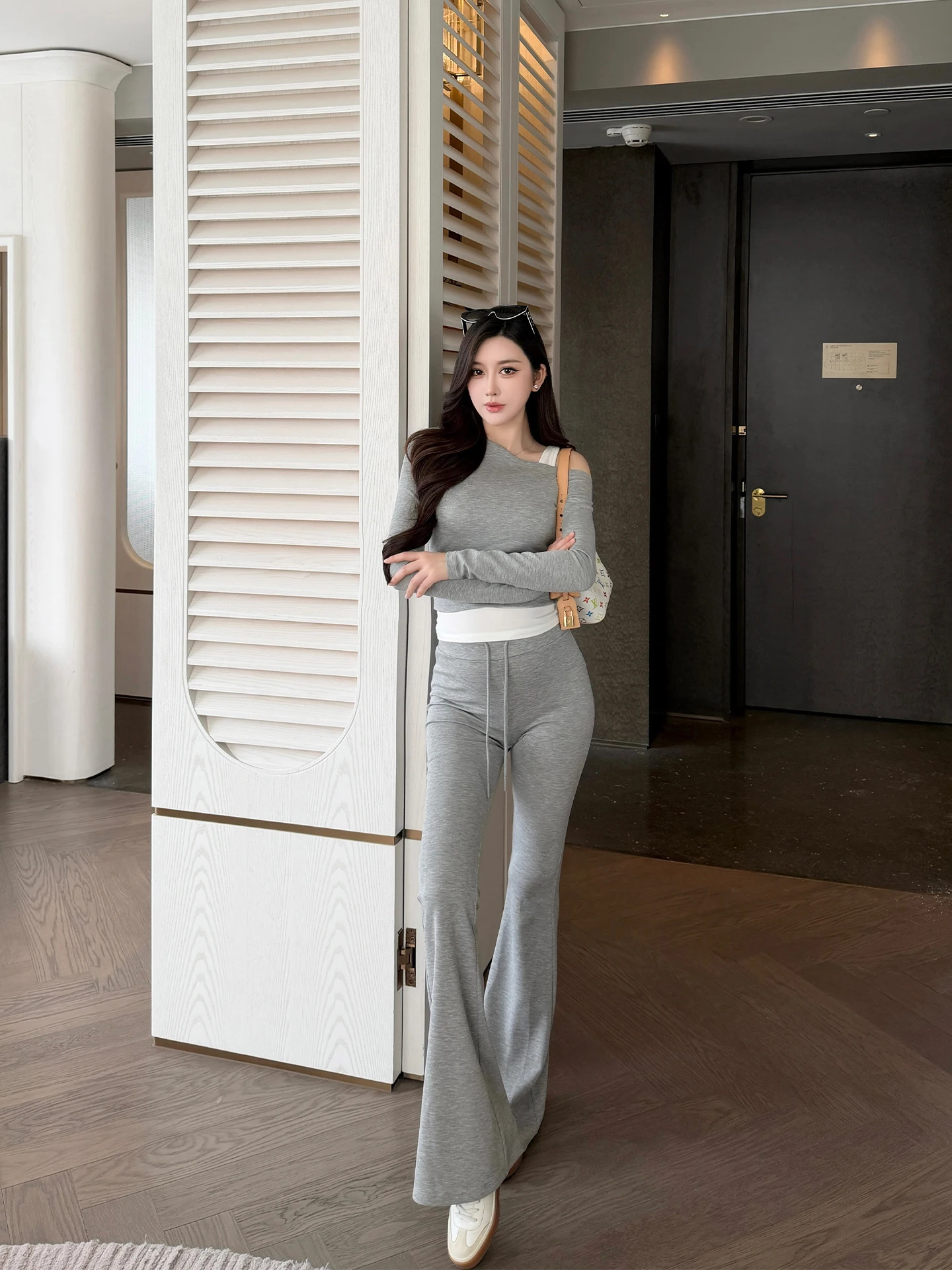 

Комплект женской спортивной одежды: укороченный вязаный топ с высокой талией и многослойная юбка, асимметричный дизайн, длинный рукав, термо-комплект