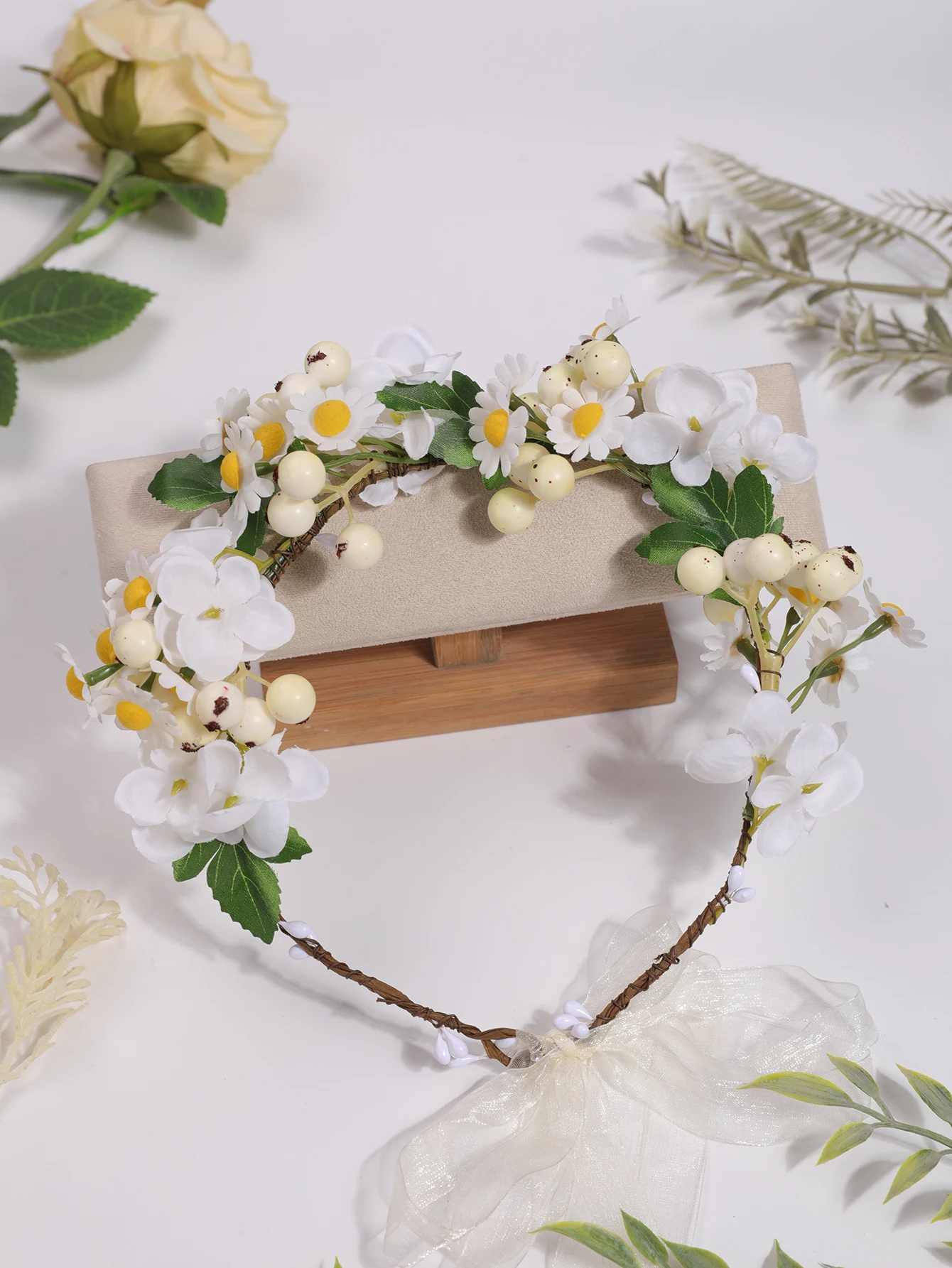 A female super Sensen department simulation flower flower seaside vacation tour shot headwear wreath