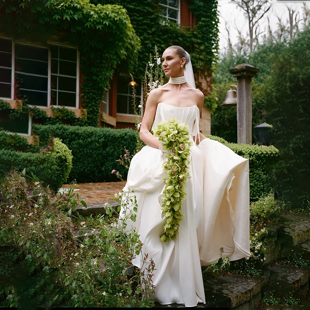 

Fashion Stain Weddings Dresses Strapless Sleeveless A Line Sweep Train Ivory Bride Dress Pleat Garden Bridal Gown Customized