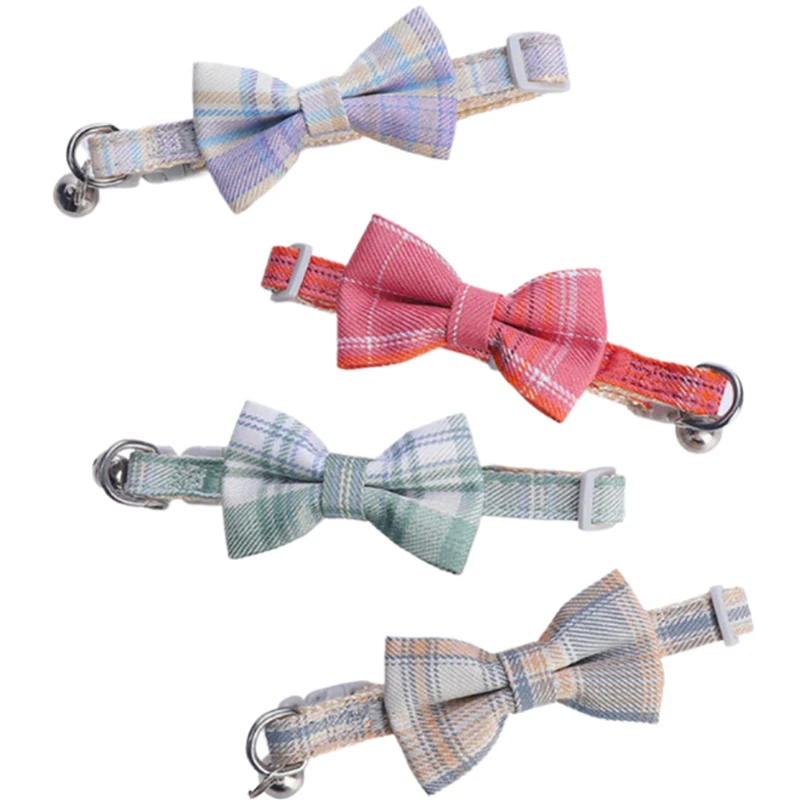 สัตว์เลี้ยง BREAKAWAY Cat COLLAR Bow Tie และ Bell น่ารักลายสก๊อตคริสต์มาสสีแดงยืดหยุ่นปรับปลอกคอสุนัข SASH กระดิ่งขนาดเล็กสําหรับแมว