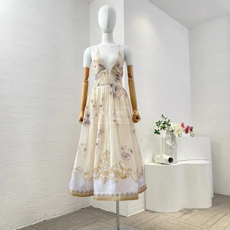 فساتين نسائية رومانسية جديدة لخريف 2025 فستان متوسط الطول مطبوع عليه زهور بيج أزرق بدون أكمام ورقبة على شكل V عميقة #1