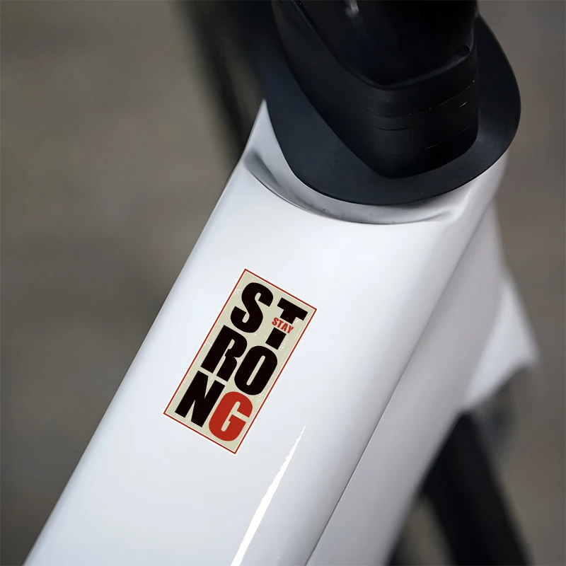 2PCS '스테이 스트롱' 스티커 - 블랙 레드 45mm/1.77인치 방수 비닐 데칼 노트북 전화 장식용