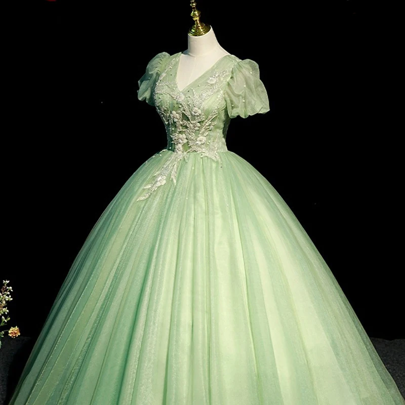 2024 Abiti stile Quinceanera verde chiaro Abito da festa con maniche a sbuffo dolce Abito da ballo classico con scollo a V Abito da ballo formale Vestido De 15 Anos