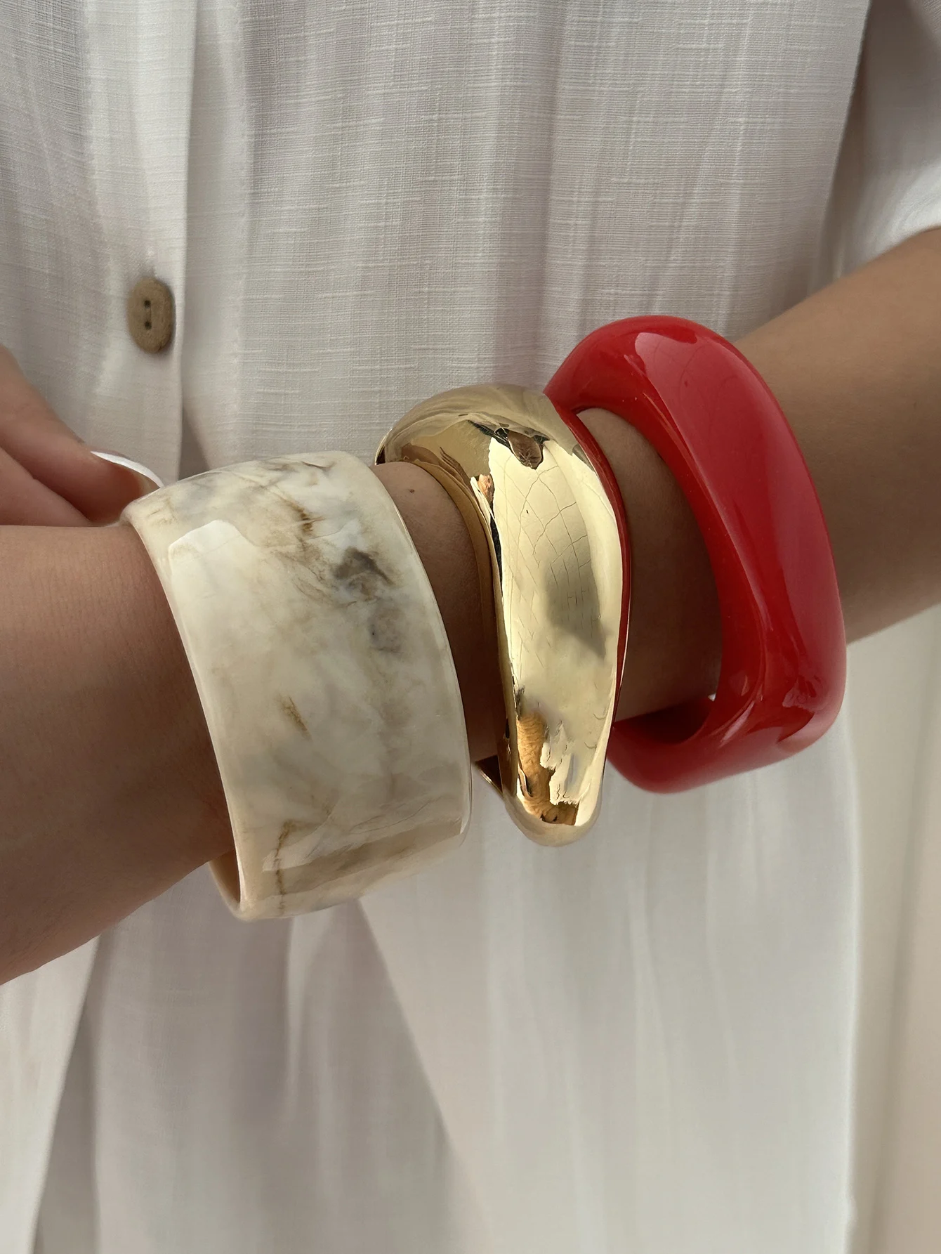 Boho Rot-Beige Acryl-Armreif für Damen, Unregelmäßiges Geometrisches Metall-Manschettenarmband, Hip-Hop Rock Handgelenk-Schmuck – Detail 2