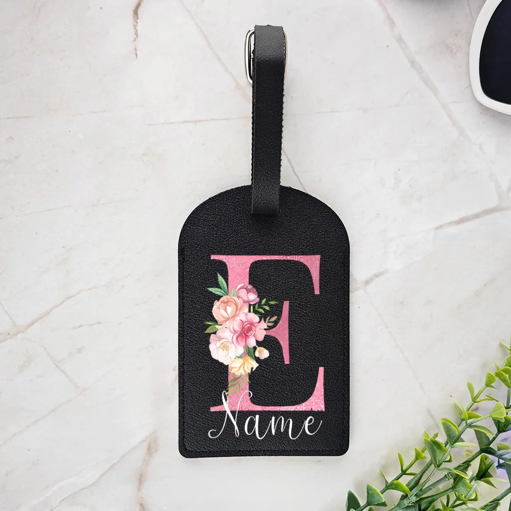 Etiqueta de equipaje personalizada con iniciales en color rosa, ideal para maletas, bolsos y carteras. Perfecta como accesorio de viaje y como regalo original.