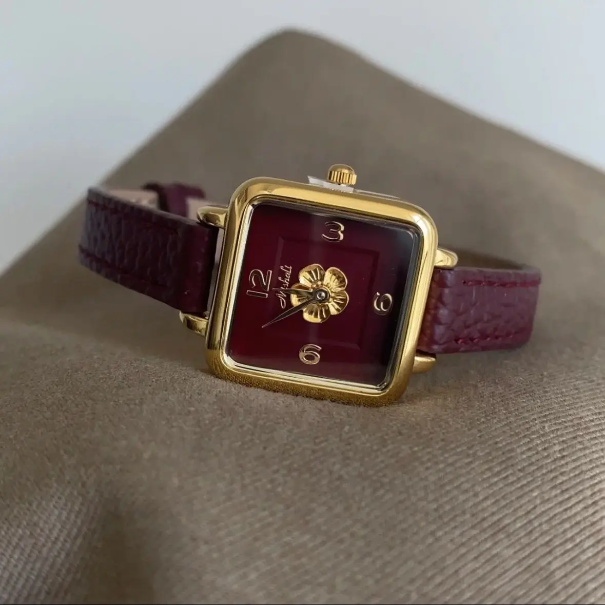 Jam Tangan Wanita Kuarsa Baru 2025 Jam Tangan Modis Retro Kulit Asli Elemen Camellia Cakram Persegi Merah Encore