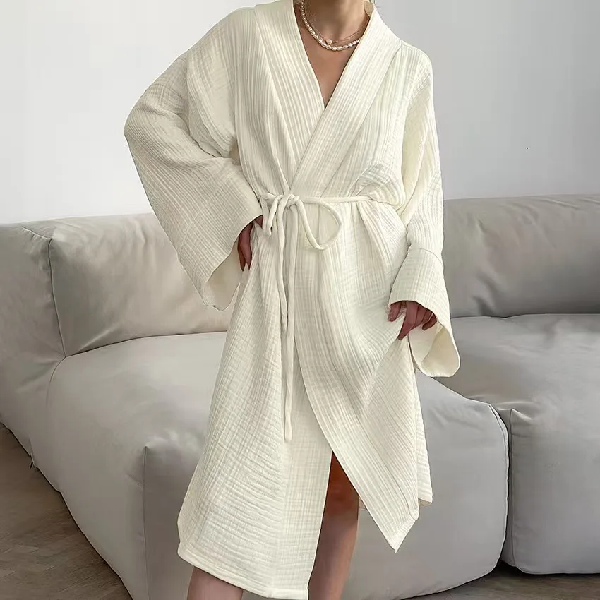 

Свободный открытый кардиган из чистого хлопка с поясом. Домашняя одежда. Удобный дышащий длинный винт с v-образным вырезом. Летний комбинезон средней длины.