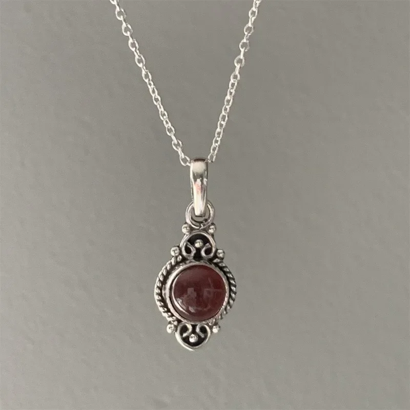 Vintage Bohemian Garnet Pendant Necklace for Women Creative Gorgeous Carved Red Personalized Necklace Jewelry Accessories