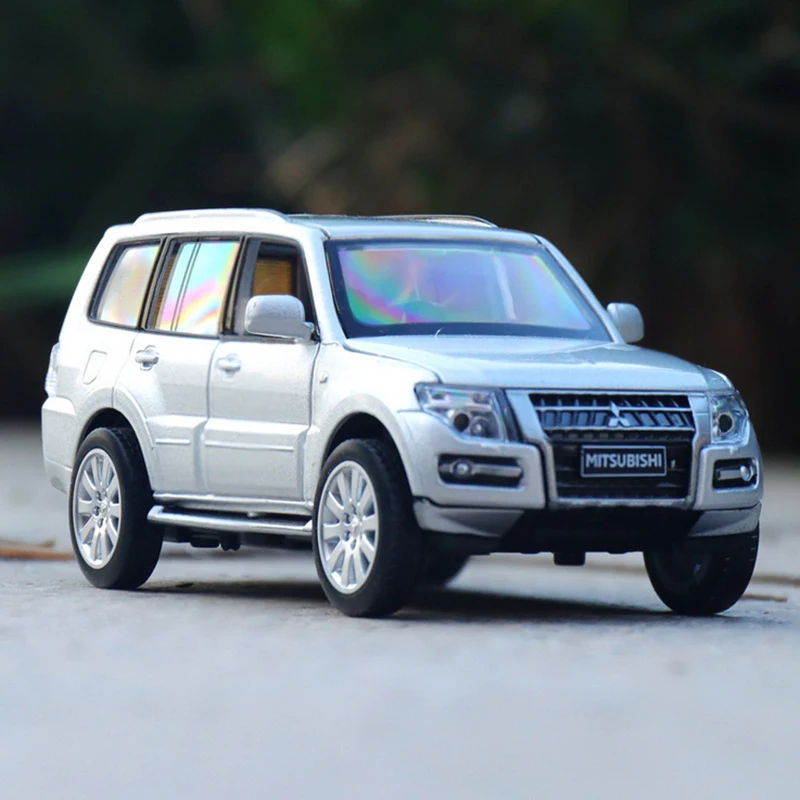 1:32 Mitsubishi PAJERO Alloy Car Model Diecasts Metal Toy Vehicles Car Model Simulation Sound and Light Collection Toy Gift