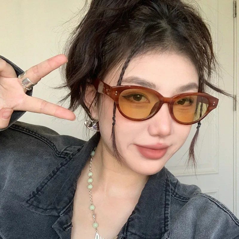 Cat-Eye-Sonnenbrille mit kleinem Rahmen und Nietenverzierung für Damen – perfekt für den Strandurlaub