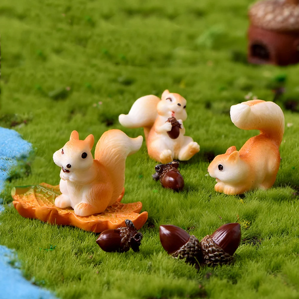 Squirrel Figurine Miniatures Pine Cones Cute Mini Animals Figurine Model for Desk Garden Decoration for Home Resin Diy Crafts