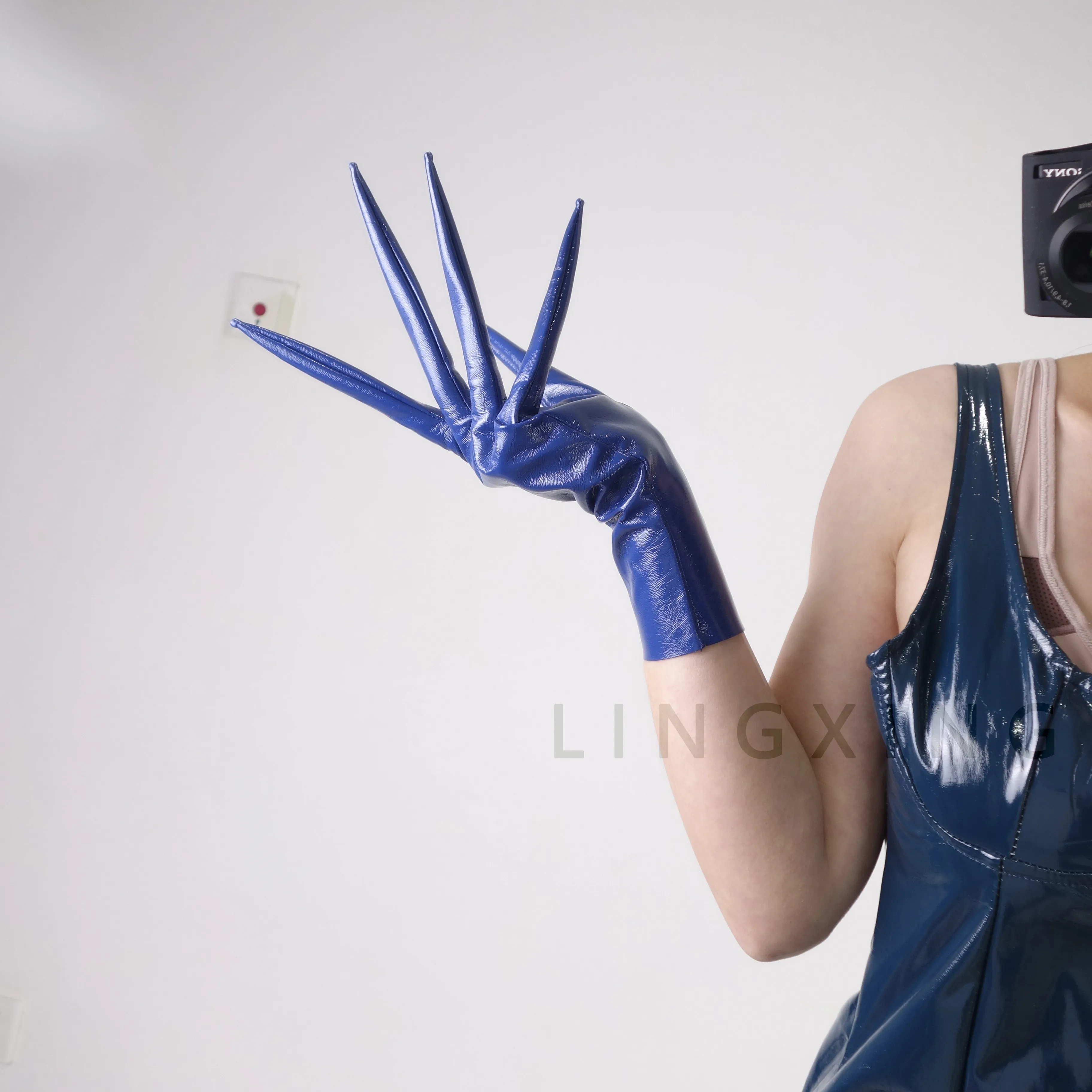 35 cm 14 Zoll spitze Fingerhandschuhe aus patentiertem Kunstleder PU mit langen Spikes an den Schultern, Armwärmer, glänzend schwarz, Pfoten-Drachenknöchel-Design – Detail 13