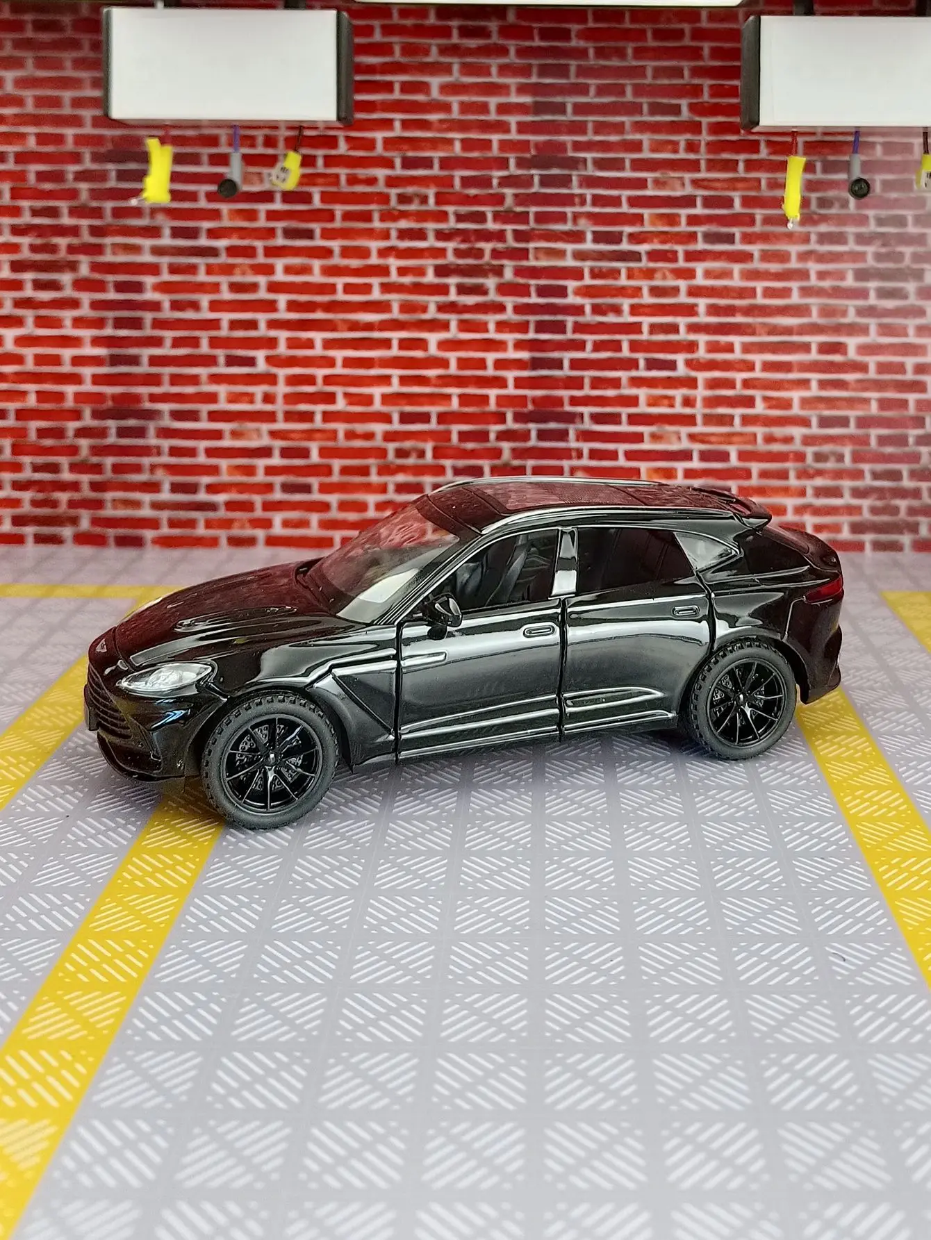 

1/32 масштаб Aston Martin DBX, автомобиль из сплава, искусственные игрушечные автомобили, литый под давлением миниатюрный автомобиль, домашний декор, подарок для детей и мальчиков