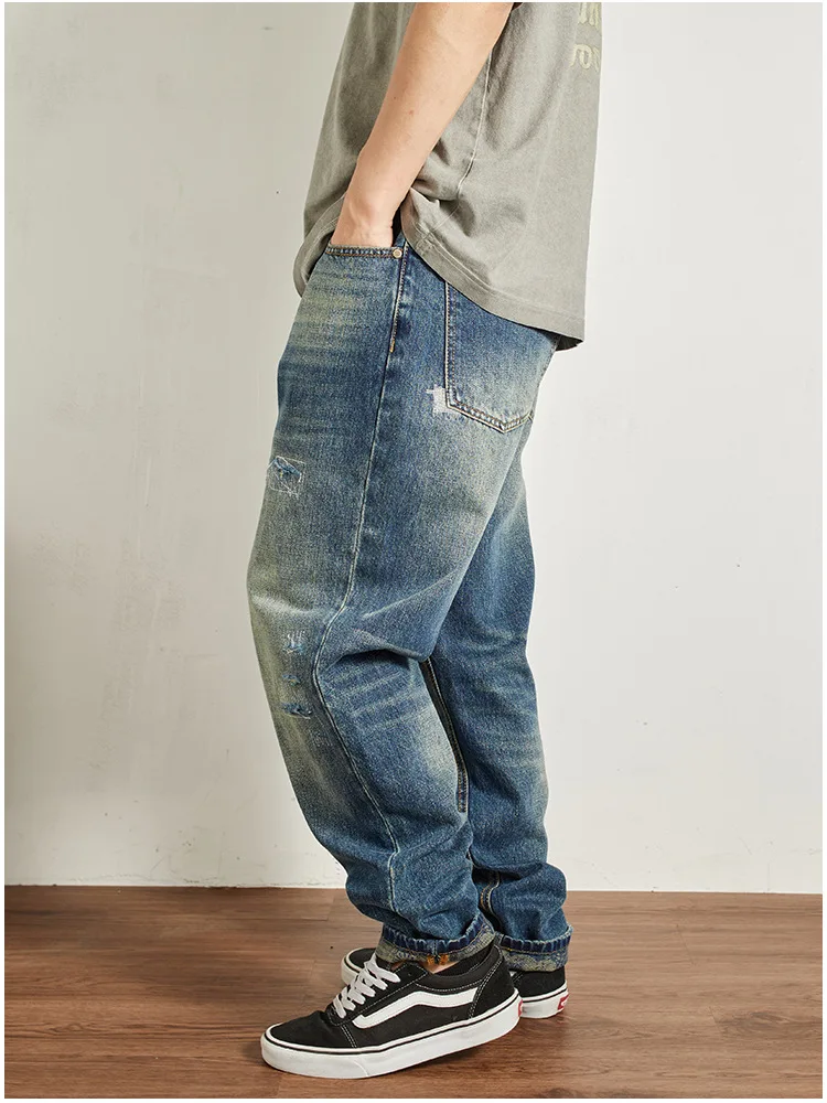 

Fake hole sticking fabric retro distressed jeans for young men, heavy weight straight tube loose denim pants, 2025 autumn