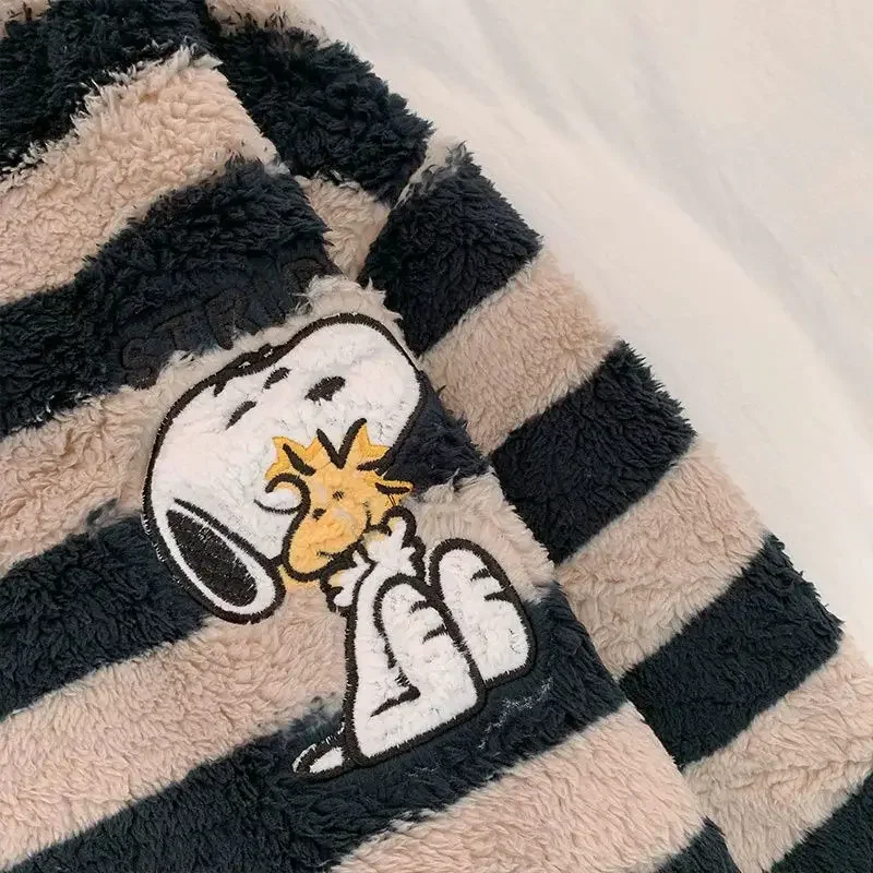 MINISO Snoopy Women\'s Winter Personalized Cartoon Pattern Embroidered Coral Velvet Round Neck Pullover Home Clothes Set Gift