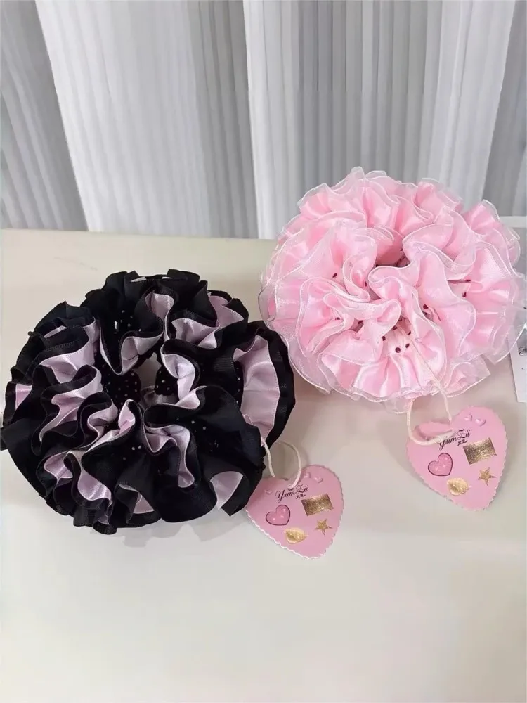 Rosa gepunktetes Haargummi – Ein elegantes Haaraccessoire im Ballett-Stil für elegante Duttfrisuren. – Detail 1