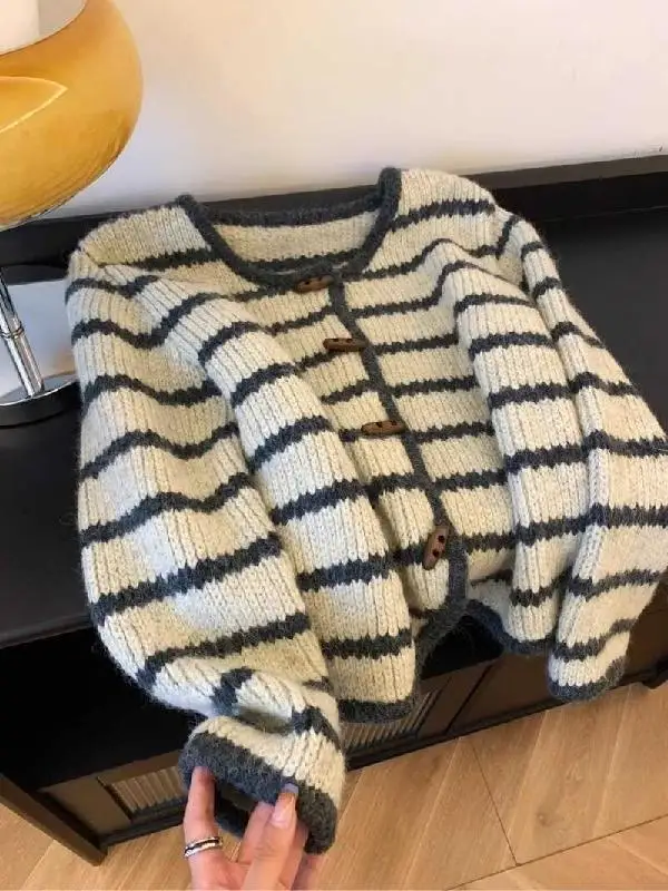 Sweter z dzianiny w paski w stylu retro dla kobiet Nowy leniwy styl Klamra z rogami krowy Okrągły dekolt Luźny krótki sweter Kardigan