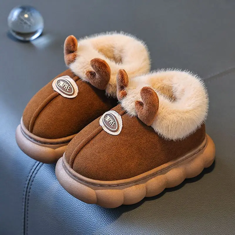 أحذية قطنية شتوية للأطفال 2026 شباشب دافئة مضادة للانزلاق على طراز الرسوم المتحركة اللطيفة للاستخدام الداخلي والخارجي للأطفال الصغار للجنسين #1