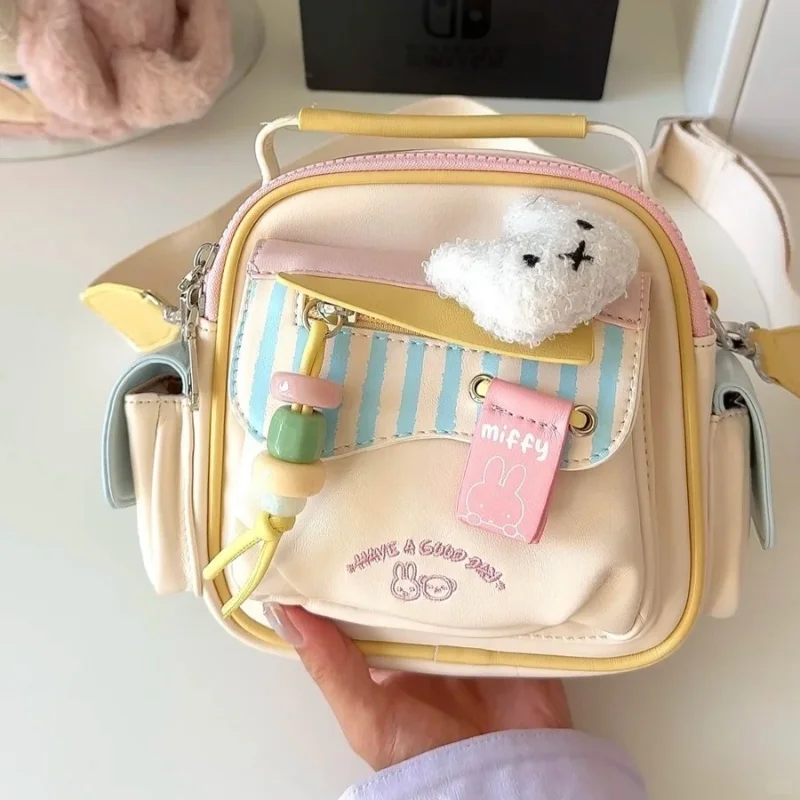 

Сумка-кроссбоди Miffy для девочек: милая и универсальная повседневная сумка через плечо, студенческая сумка с мультяшным принтом, изысканная сумка-клатч с подвеской, подарок
