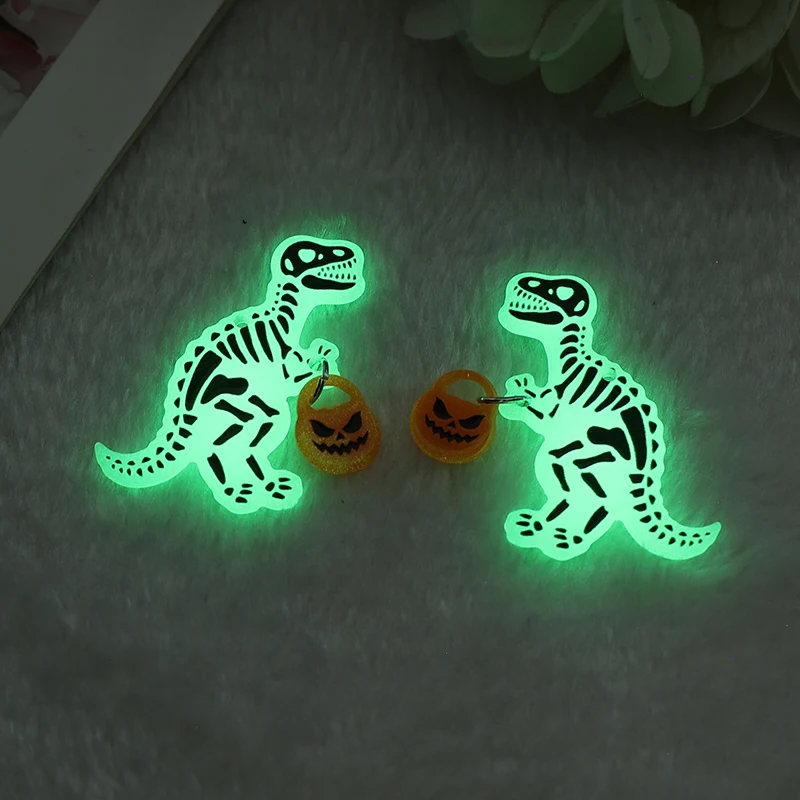 8 stücke Halloween Charms kreative Acryl leuchten in dunklen Schädel Dinosaurier Kürbisse Anhänger Mode-Accessoires für DIY machen