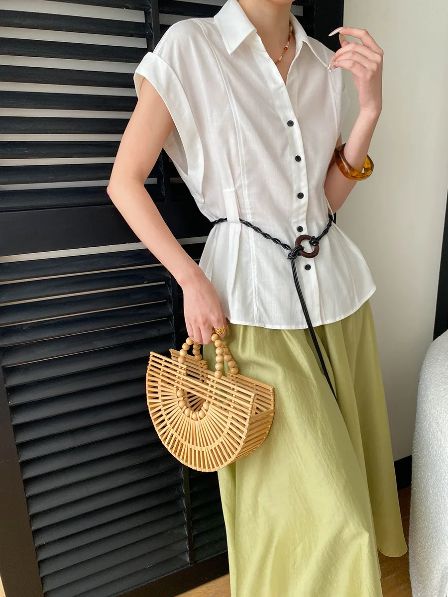 Sommerliches Damen-Freizeithemd mit einfarbigem Kragen, tailliertem Schnitt und schlank machendem, kurzärmeligem Design. – Detail 9