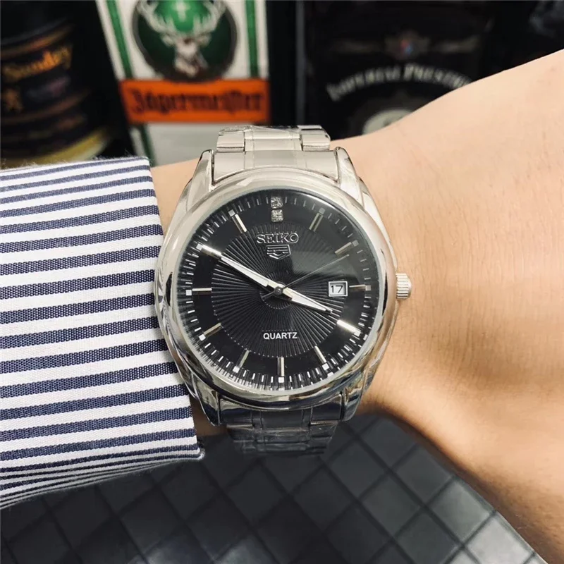 ساعة سيكو الرياضية كوارتز مقاومة للماء للرجال، مينا متعددة الوظائف وعلامات مضيئة، ستانلس ستيل أو حزام مطاطي.