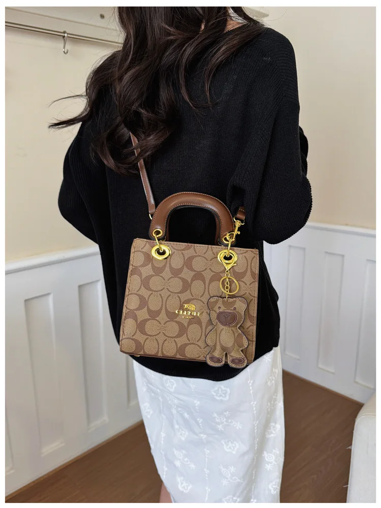 Luxuriöse Damenhandtasche im Vintage-Stil mit klassischem Monogramm, modische Designer-Tragetasche mit Bären-Anhänger für den Alltag und Verabredungen – Detail 9